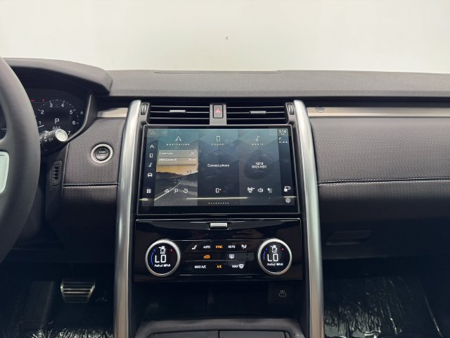 Used 2024 Fuji White Land Rover Dynamic SE image 4