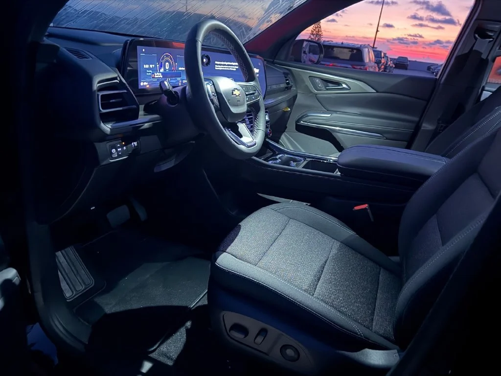 New 2027 Mosaic Black Metallic Chevrolet LT image 10