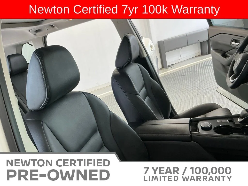 Certified Used 2023 Pearl White Tricoat/Super Black Nissan SL image 23