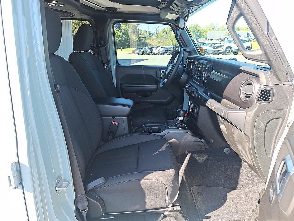 Used 2023 Earl Clearcoat Jeep Sport Altitude image 21