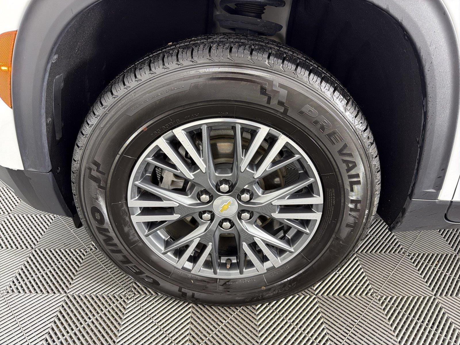 Used 2024 Summit White Chevrolet LT image 9