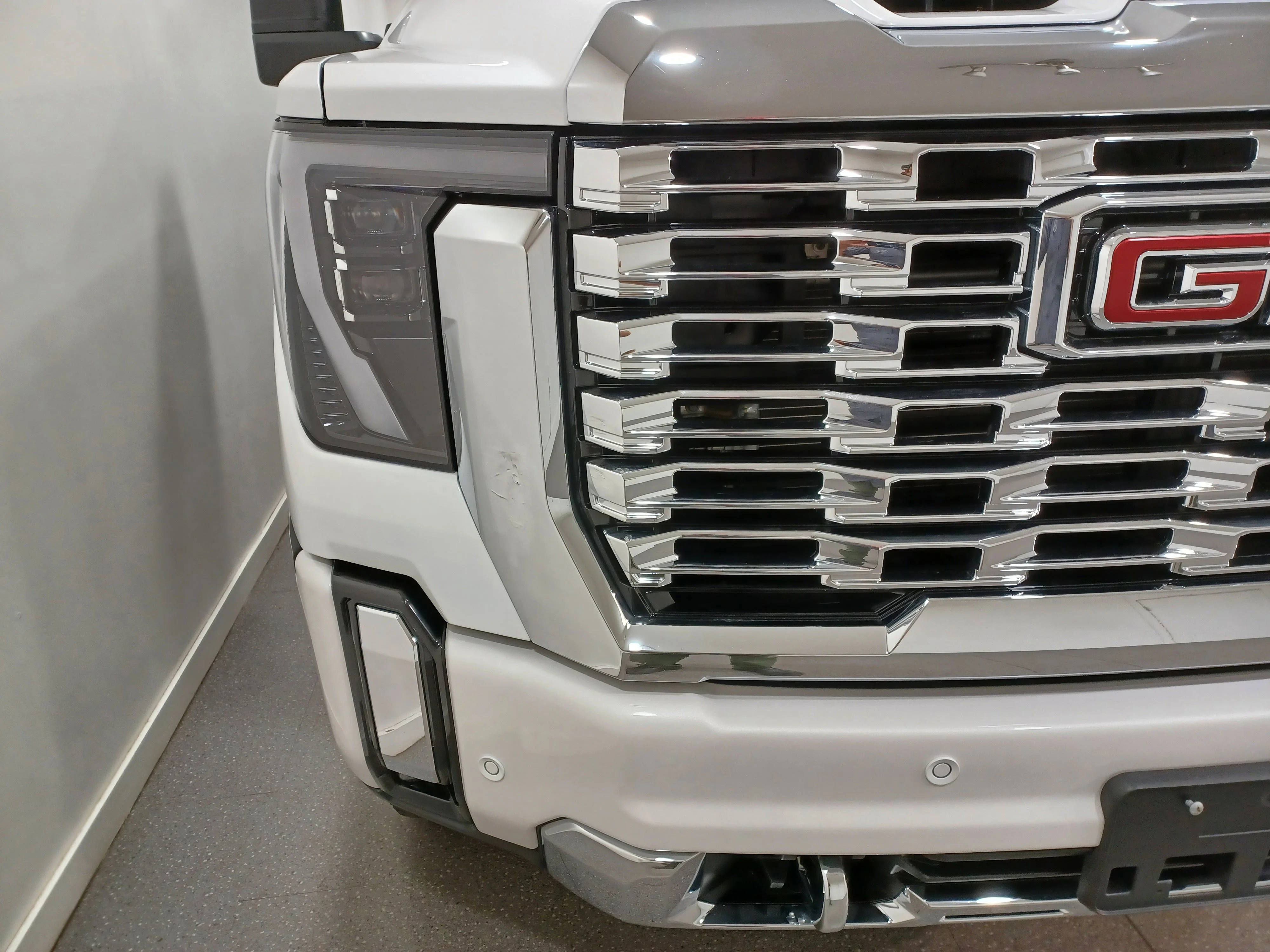 Certified Used 2025 White Frost Tricoat GMC Denali 4WD*No Lux Tax | 6.6L Duramax Diesel | Adapt Cruise | Remote Start | Cooled Leather | Tow Pkg image 4