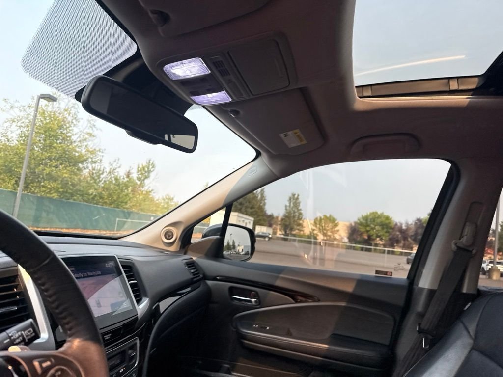 Used 2017 Crystal Black Pearl Honda Touring image 16