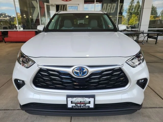 Used 2023 Beige Toyota Bronze Edition image 5