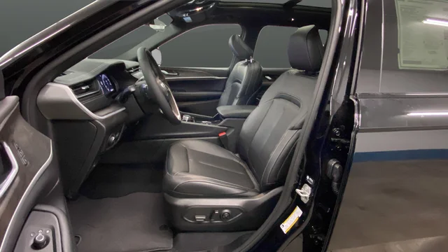 New 2026 Diamond Black Crystal Pearl-Coat Exterior Paint Jeep Limited image 9