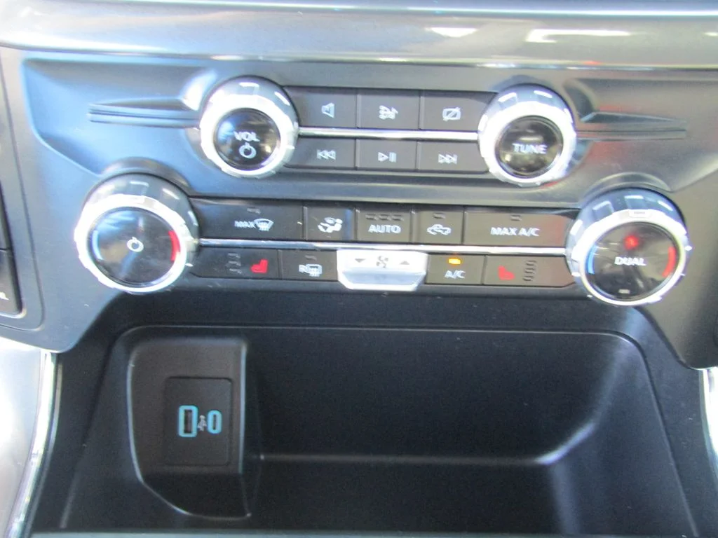 Certified Used 2023 Iconic Silver Metallic Ford XLT image 28