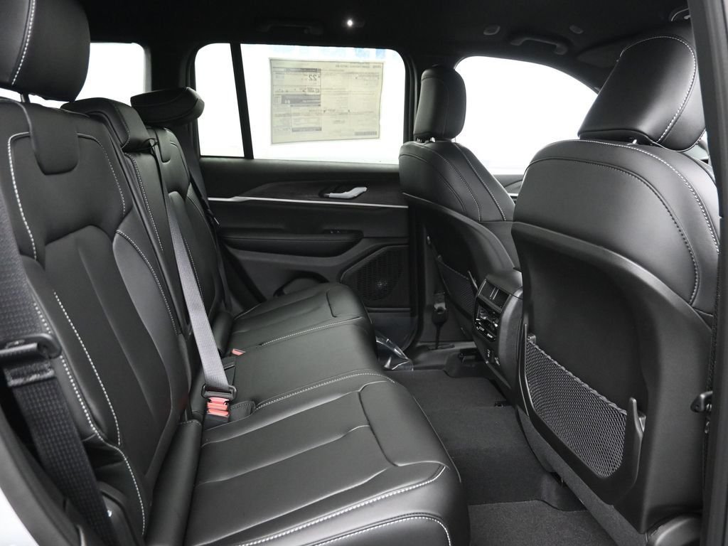 New 2025 Silver Zynith Exterior Paint Jeep Limited image 11