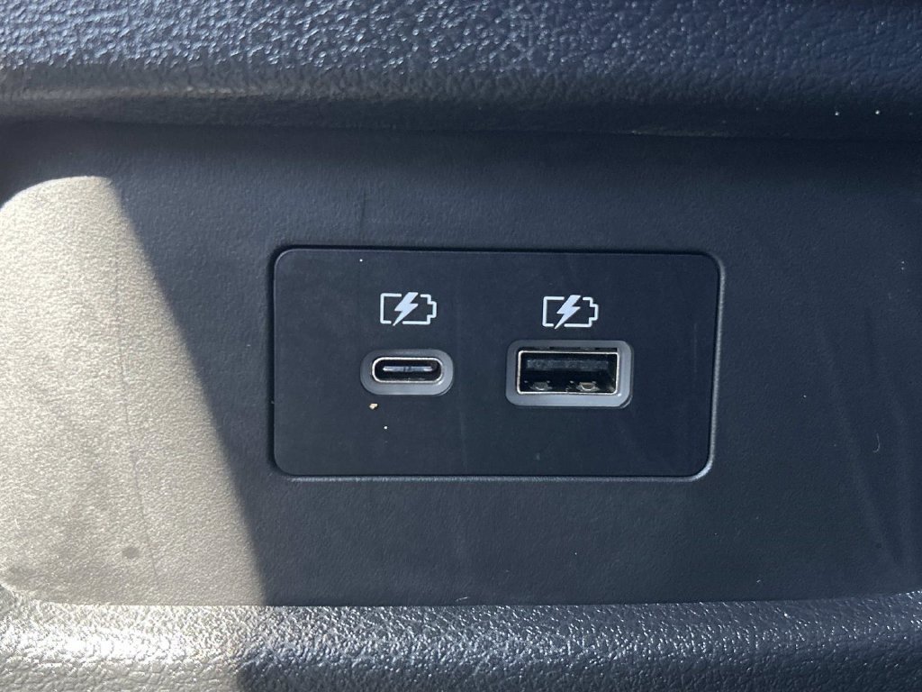 Used 2022 White Nissan SL image 18
