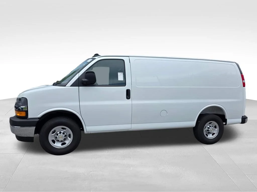 Used 2025 Summit White Chevrolet WT image 3