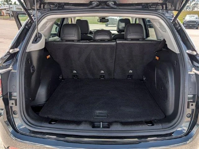 Used 2022  Jeep Latitude image 23