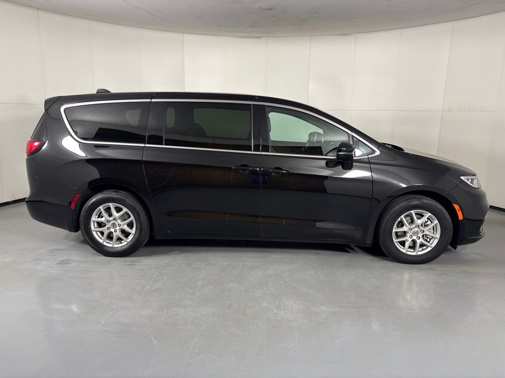 Used 2025 Black Chrysler Select image 9