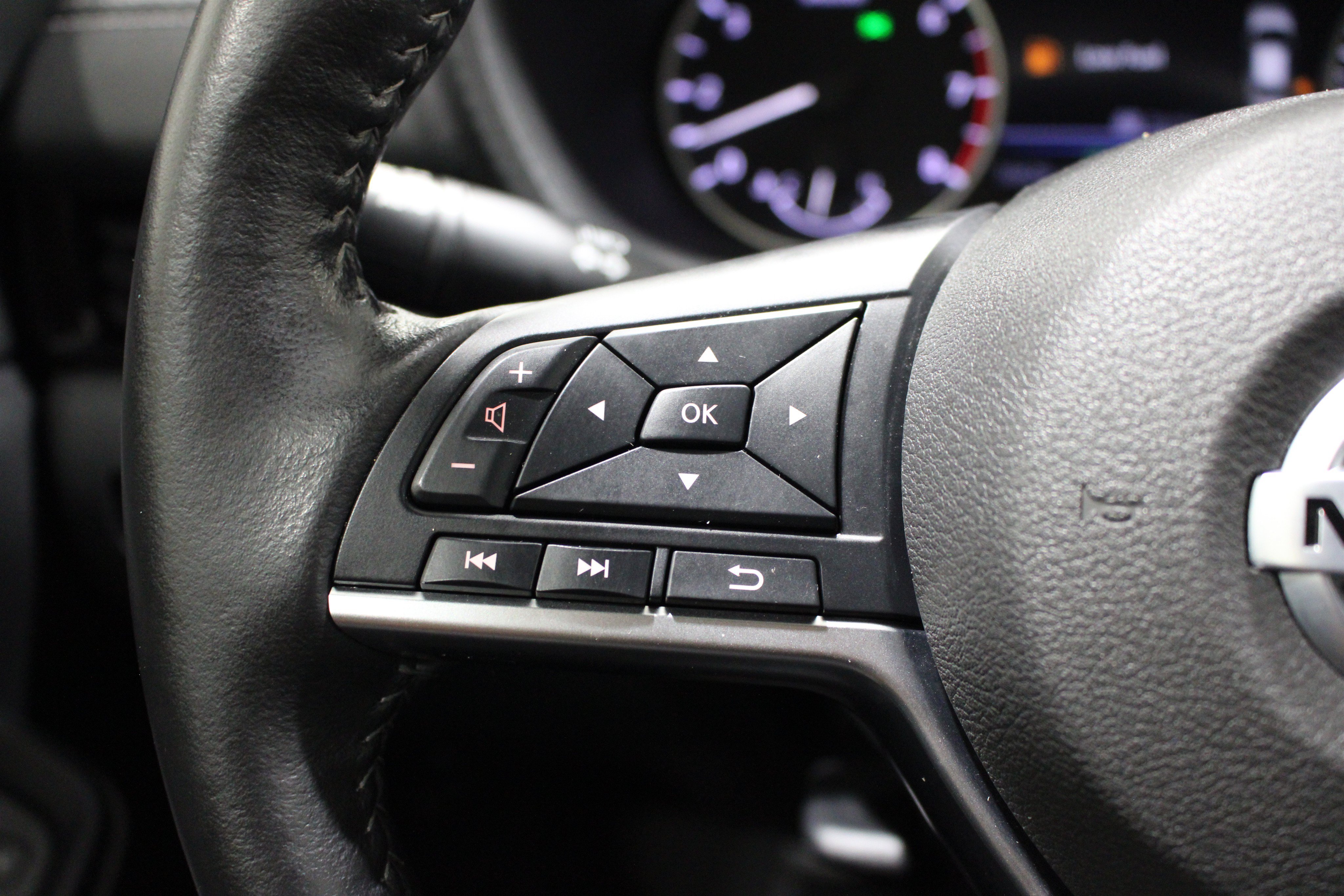 Used 2023 Rosewood Metallic Nissan SV image 11