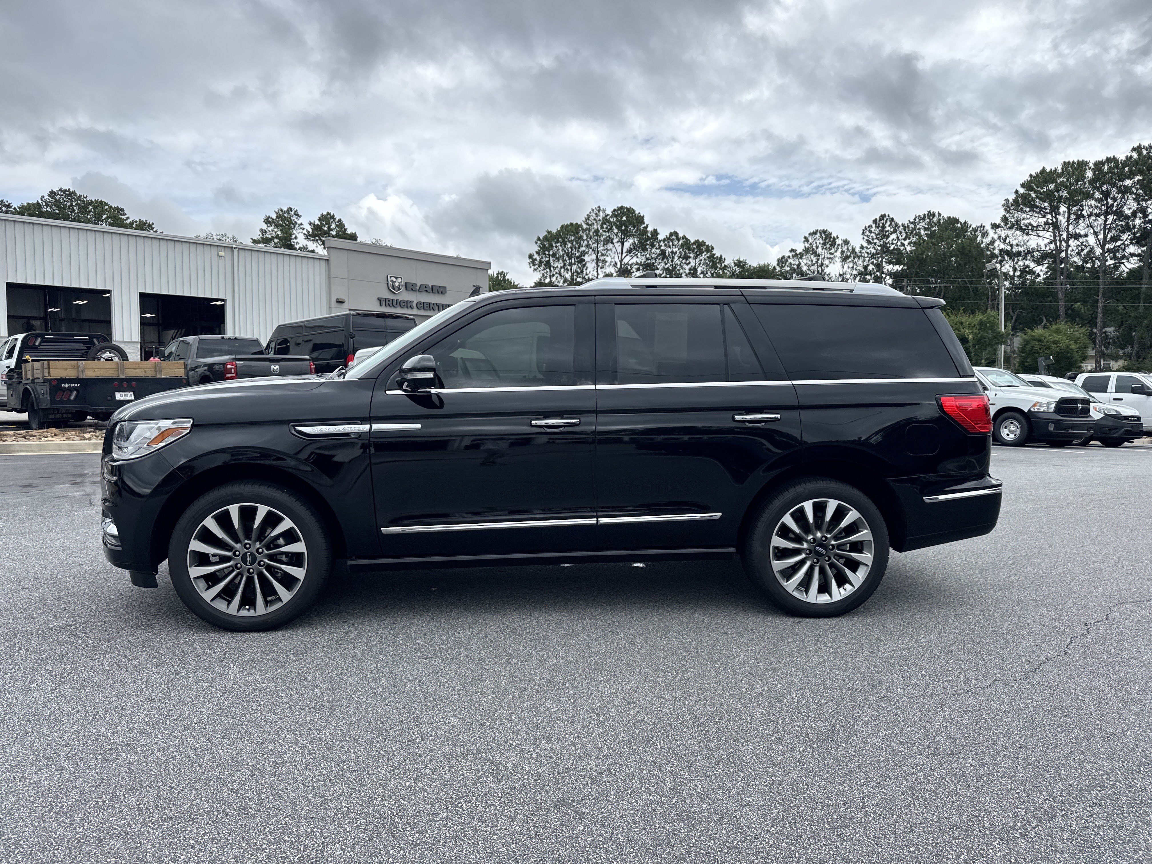 Used 2019 Infinite Black Metallic Lincoln Select image 4