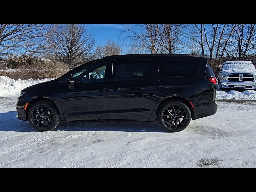 New 2026 Diamond Black Crystal Pearl-Coat Exterior Paint Chrysler Select image 5