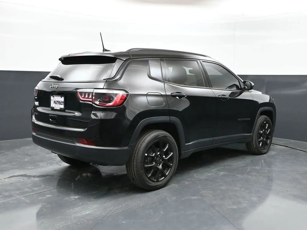 New 2026 Diamond Black Crystal Pearl-Coat Exterior Paint Jeep Latitude image 3