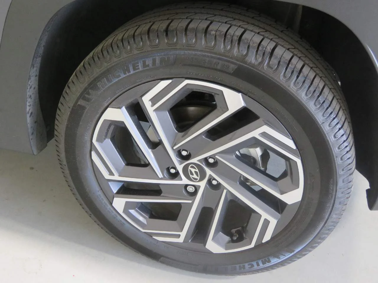 Used 2025 Amazon Gray Metallic Hyundai Limited image 9