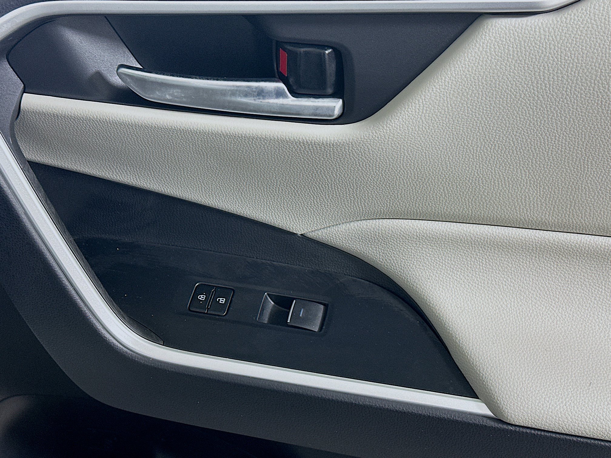 Used 2024 Pearl Toyota XLE Premium image 29