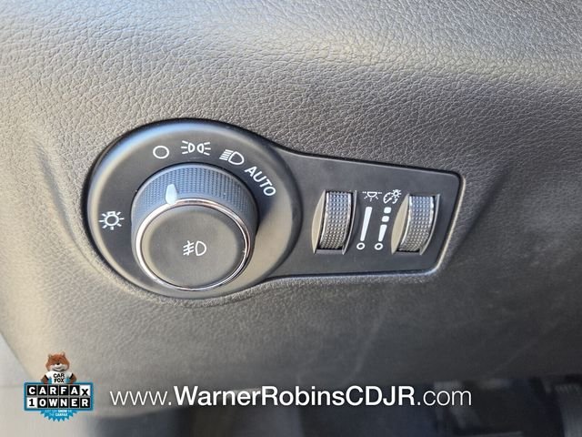 Used 2024  Jeep Latitude image 30