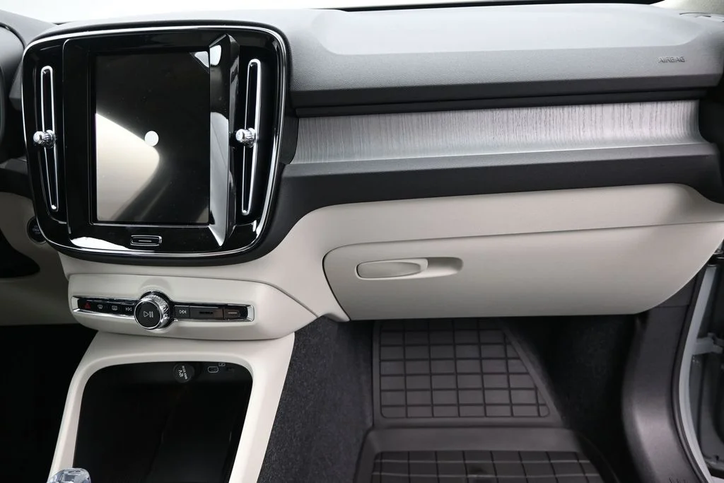 Used 2026 Vapour Grey Volvo Plus image 21