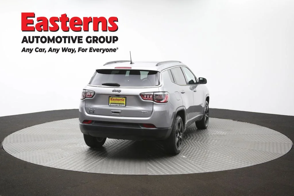 Used 2022 Silver Jeep Latitude image 41