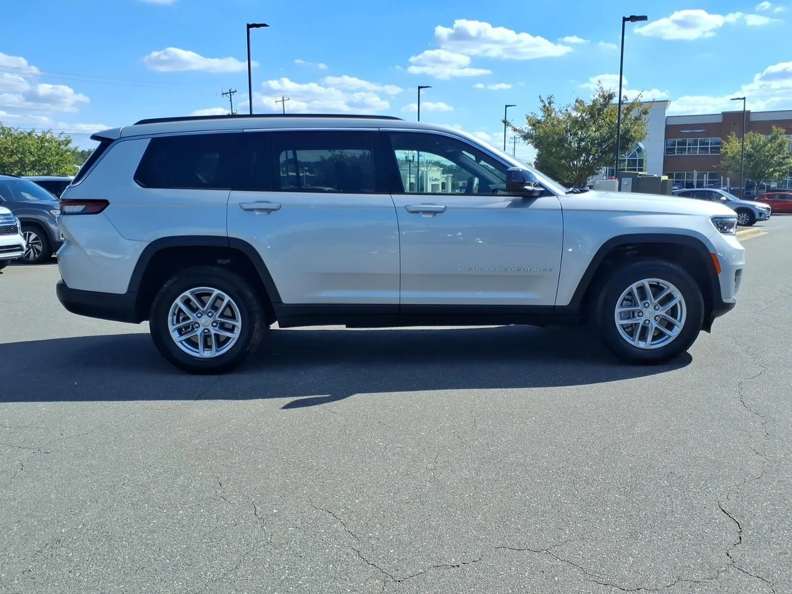 Used 2025 Silver Zynith Jeep Laredo X image 10
