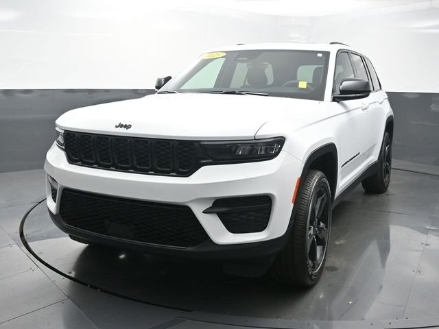 Used 2025 White Jeep Altitude X image 1