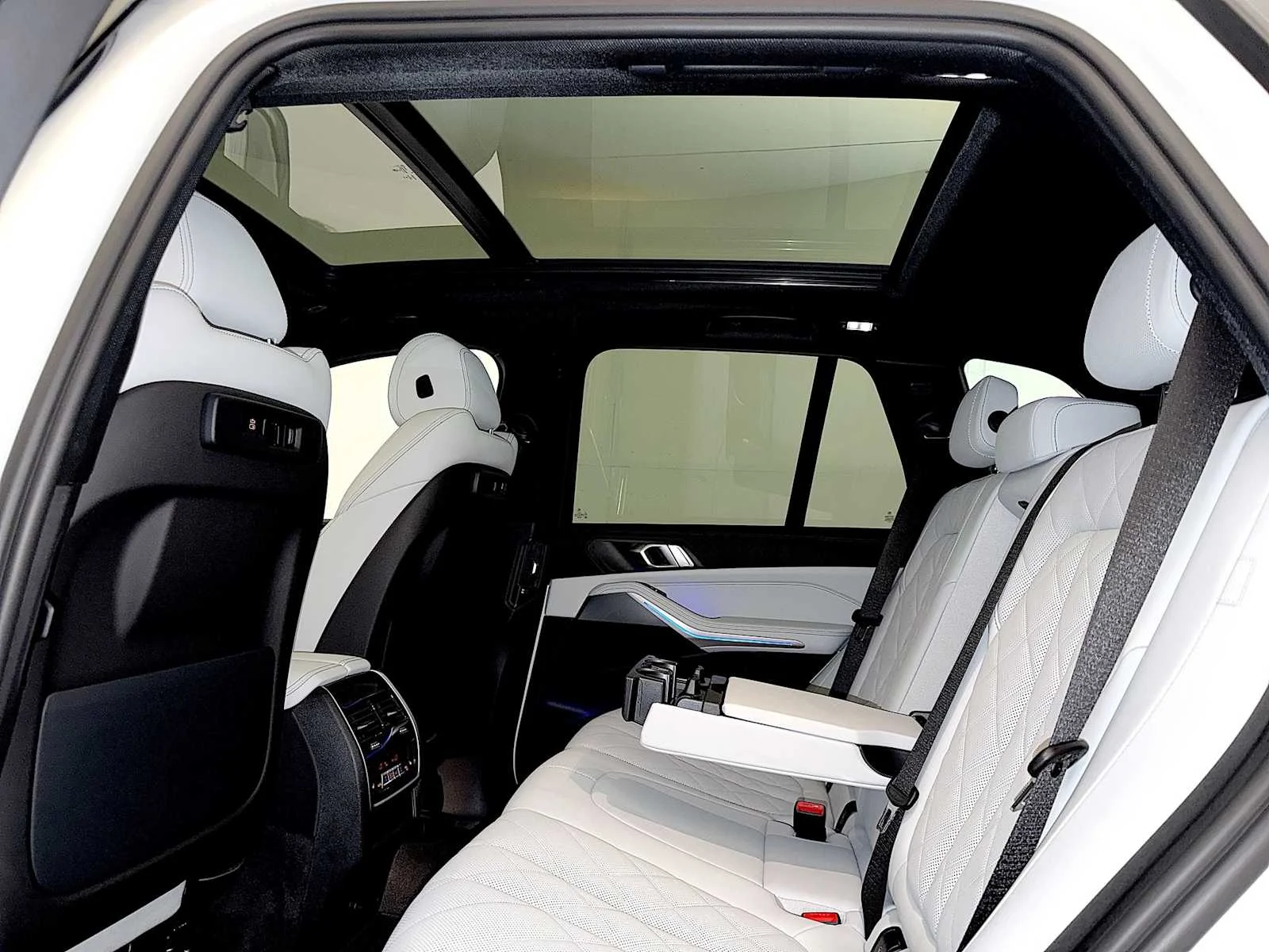 Used 2023 Mineral White Metallic BMW xDrive40i image 21