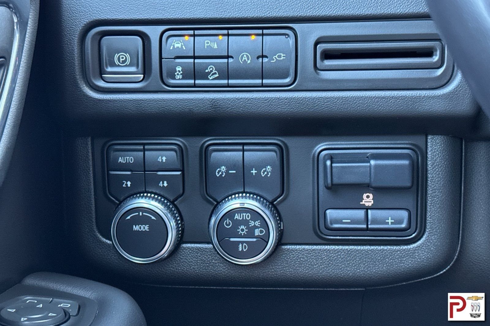 Used 2022 White GMC AT4 image 33