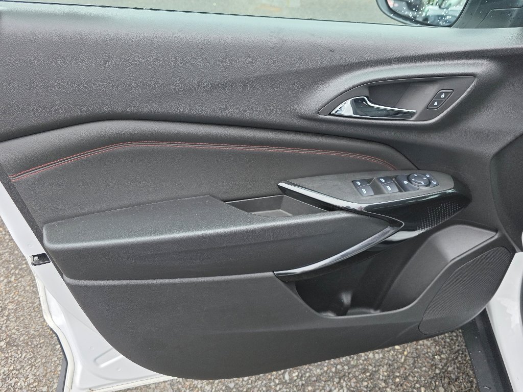 Used 2025 Summit White Chevrolet 2RS image 32