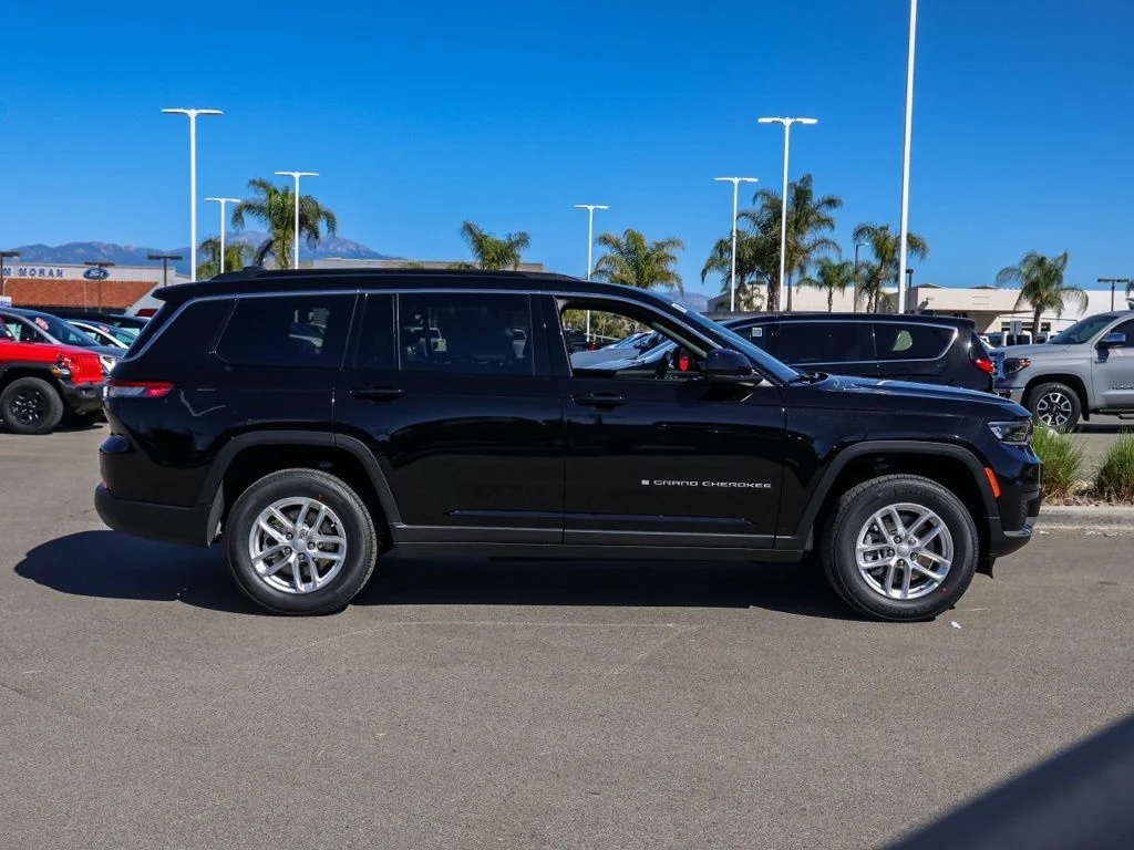 New 2026 Diamond Black Crystal Pearl-Coat Exterior Paint Jeep Laredo image 2