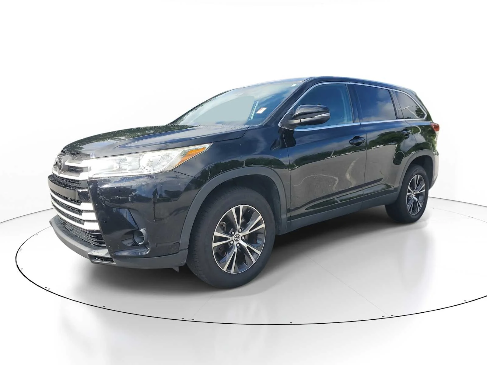 Used 2019 Midnight Black Metallic Toyota LE image 3