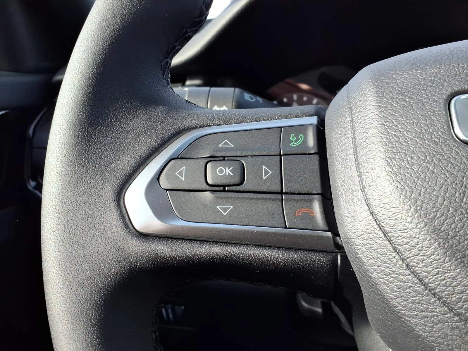 New 2026 Hydro Blue Pearl-Coat Exterior Paint Jeep Latitude image 10
