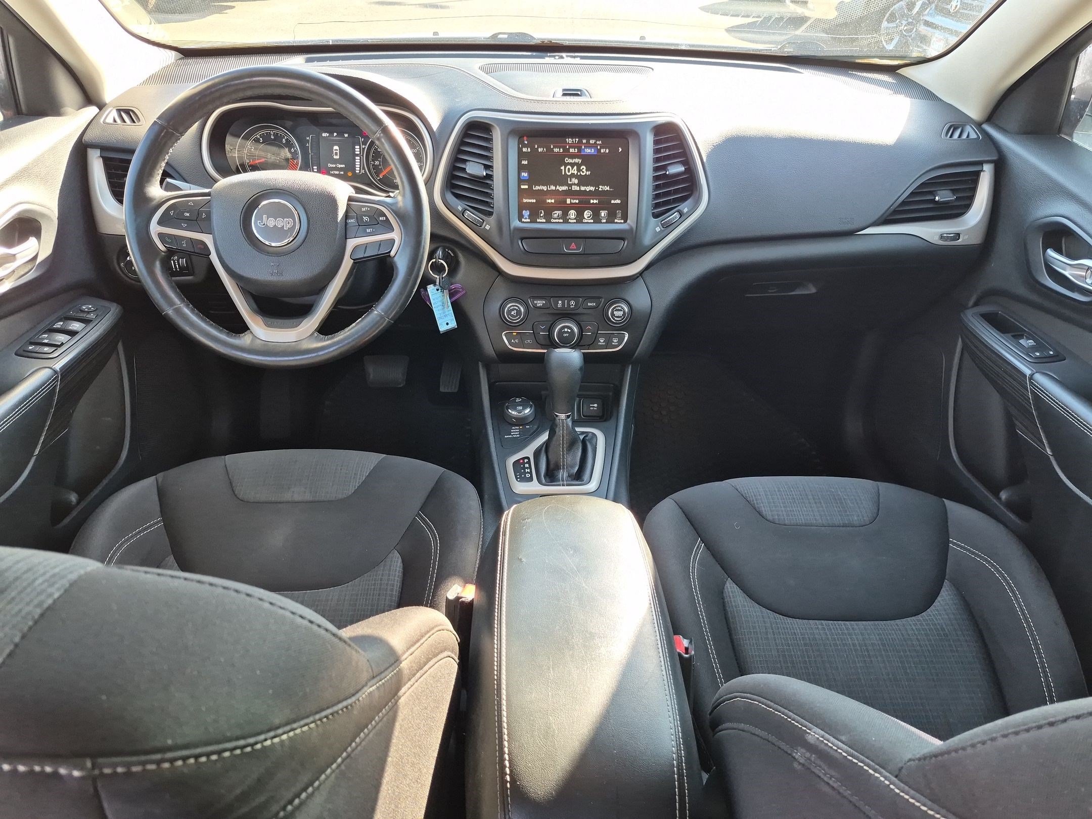 Used 2015 Bright White Clearcoat Jeep Latitude image 26