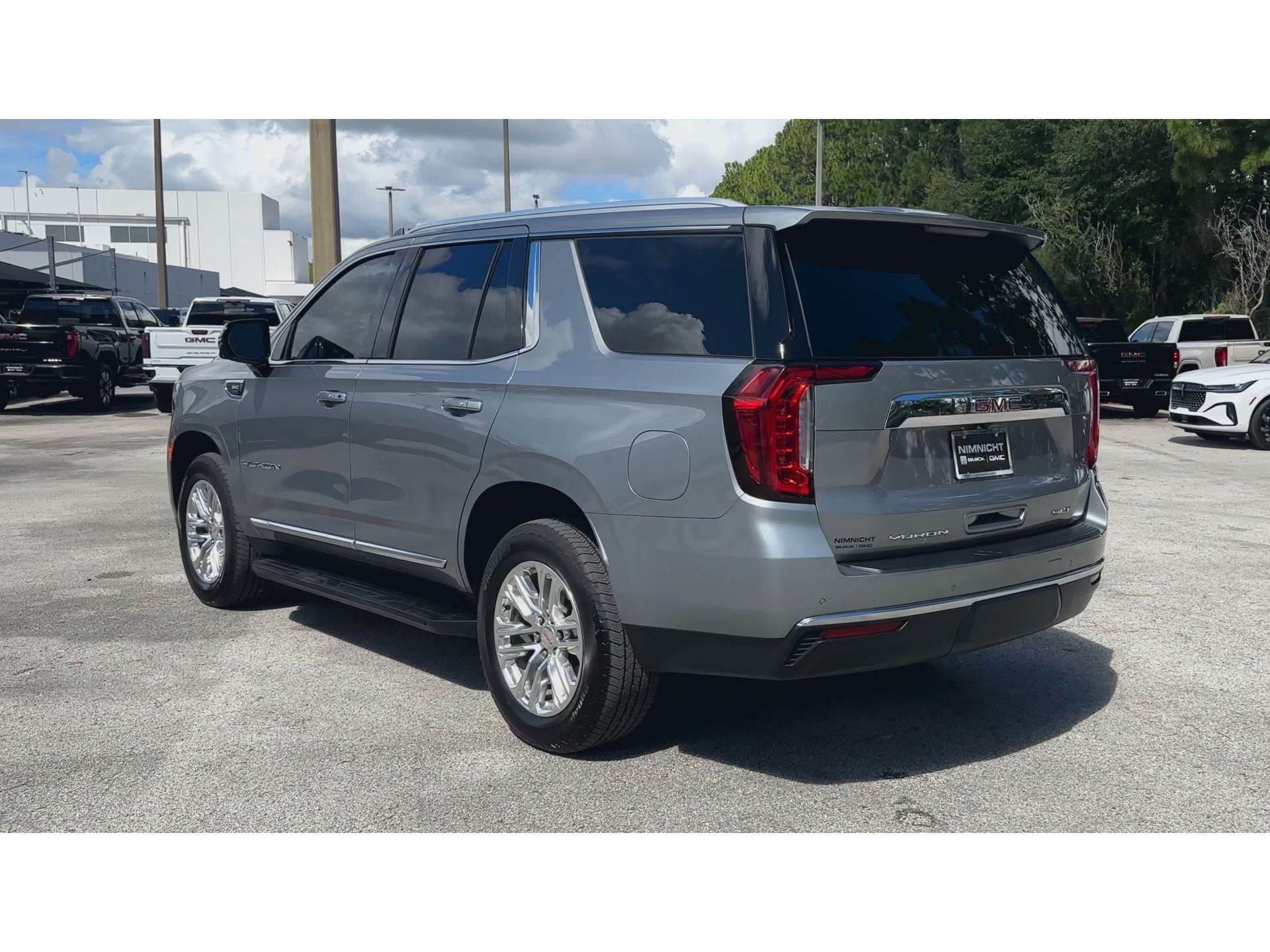 2023 GMC Yukon SLT - Photo 7