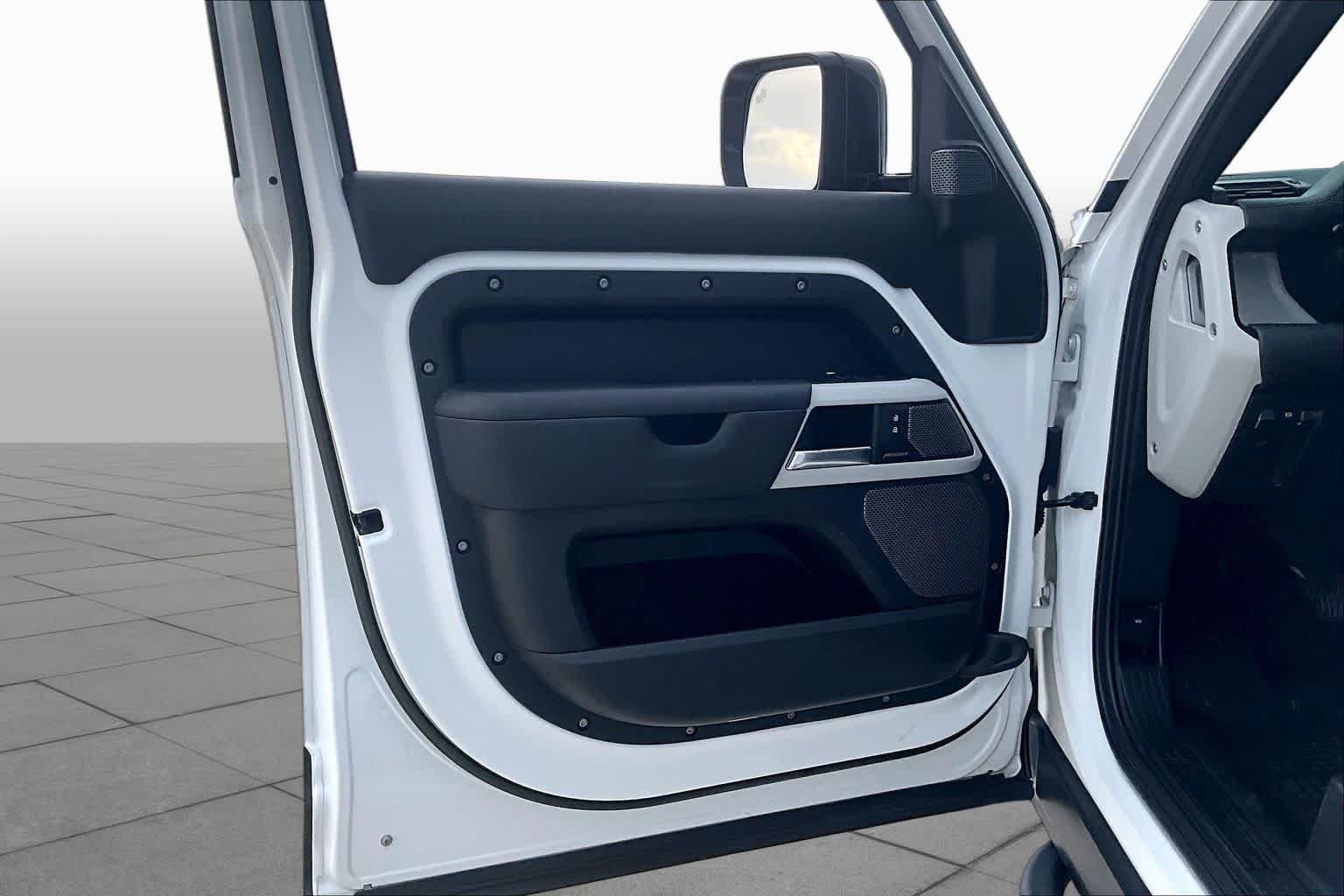Used 2023 Fuji White Land Rover S image 24