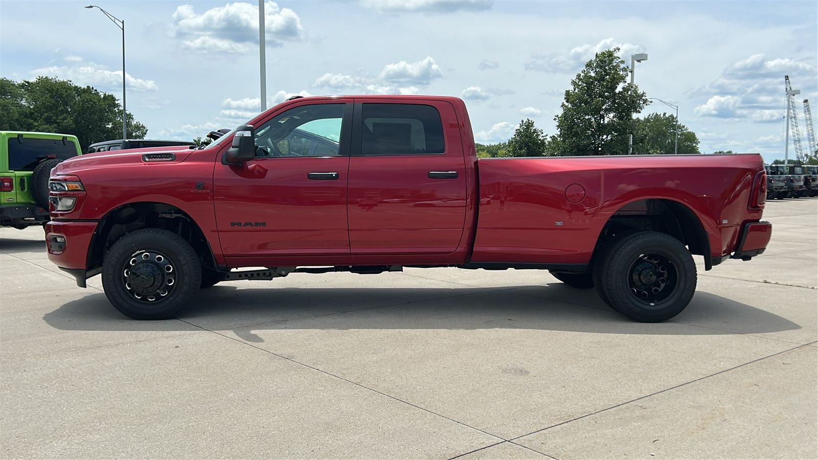 New 2026 Molten Red Pearl-Coat Exterior Paint RAM Big Horn image 7