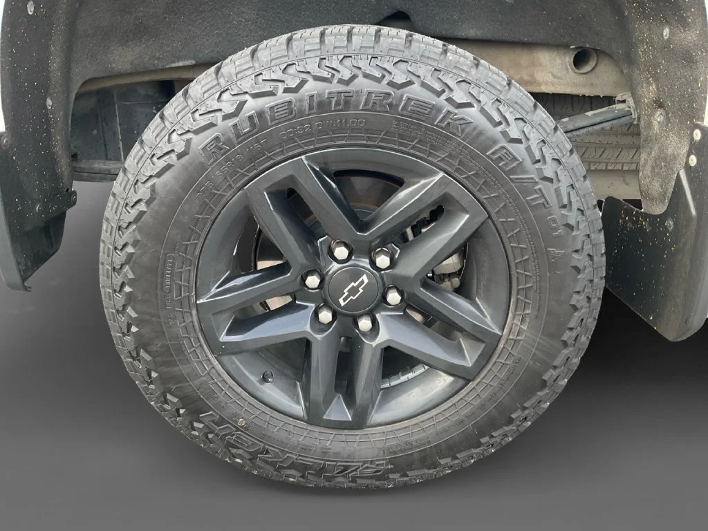 Used 2020 SUMMIT WHITE Chevrolet LT Trail Boss image 9