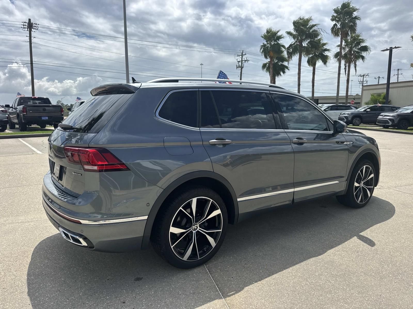 Used 2023 Gray Volkswagen 2.0T SEL R-Line image 5