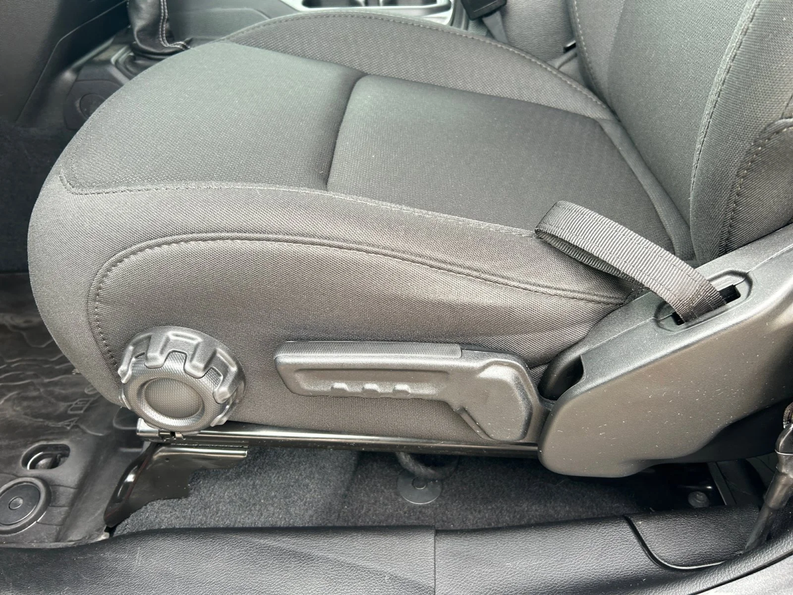 Used 2023 Granite Crystal Metallic Jeep SAHARA image 15