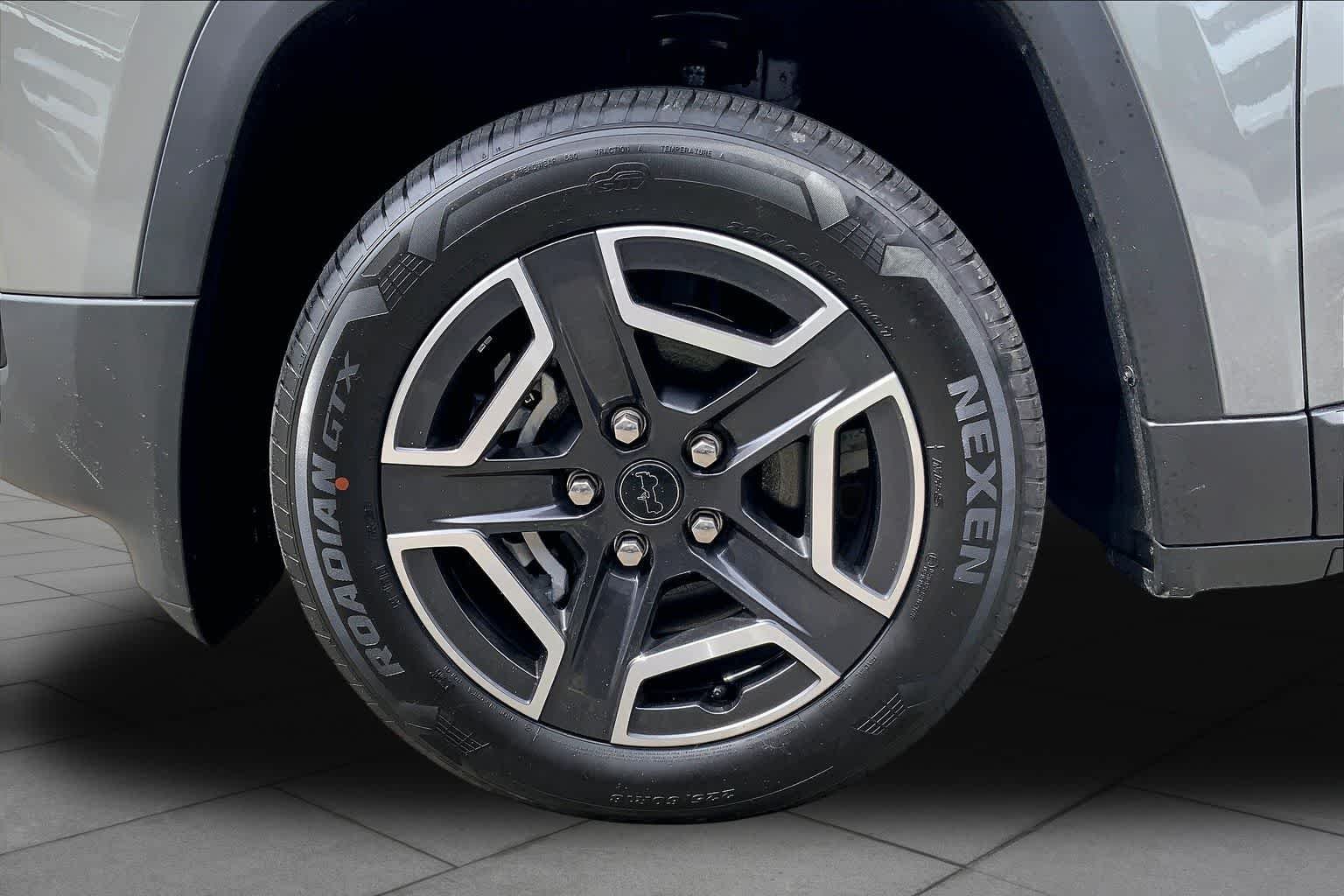 New 2026 Sting-Gray Clear-Coat Exterior Paint Jeep Laredo image 9