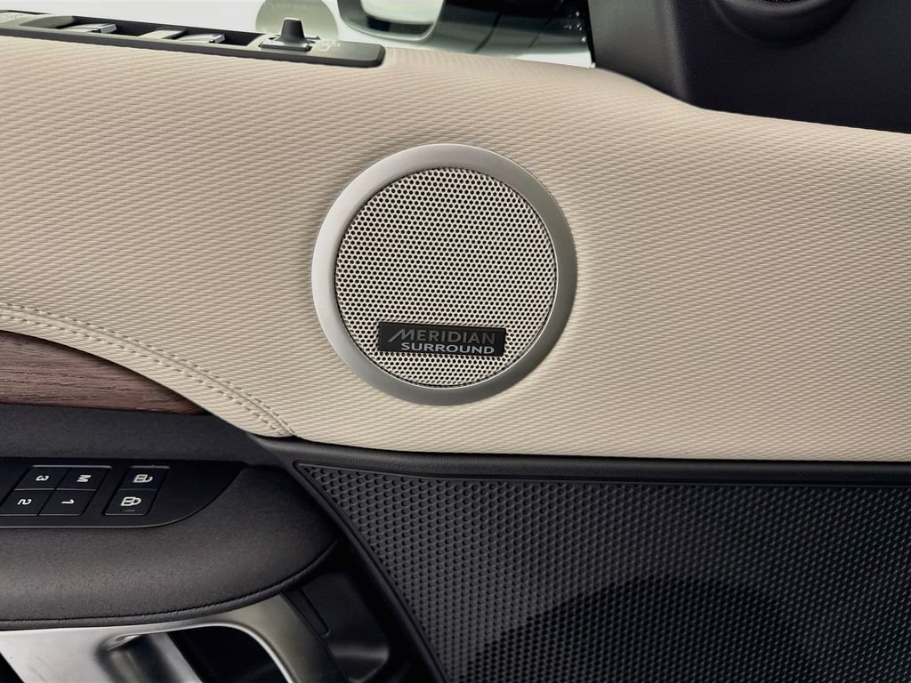 New 2026 Fuji White Land Rover Dynamic SE image 19