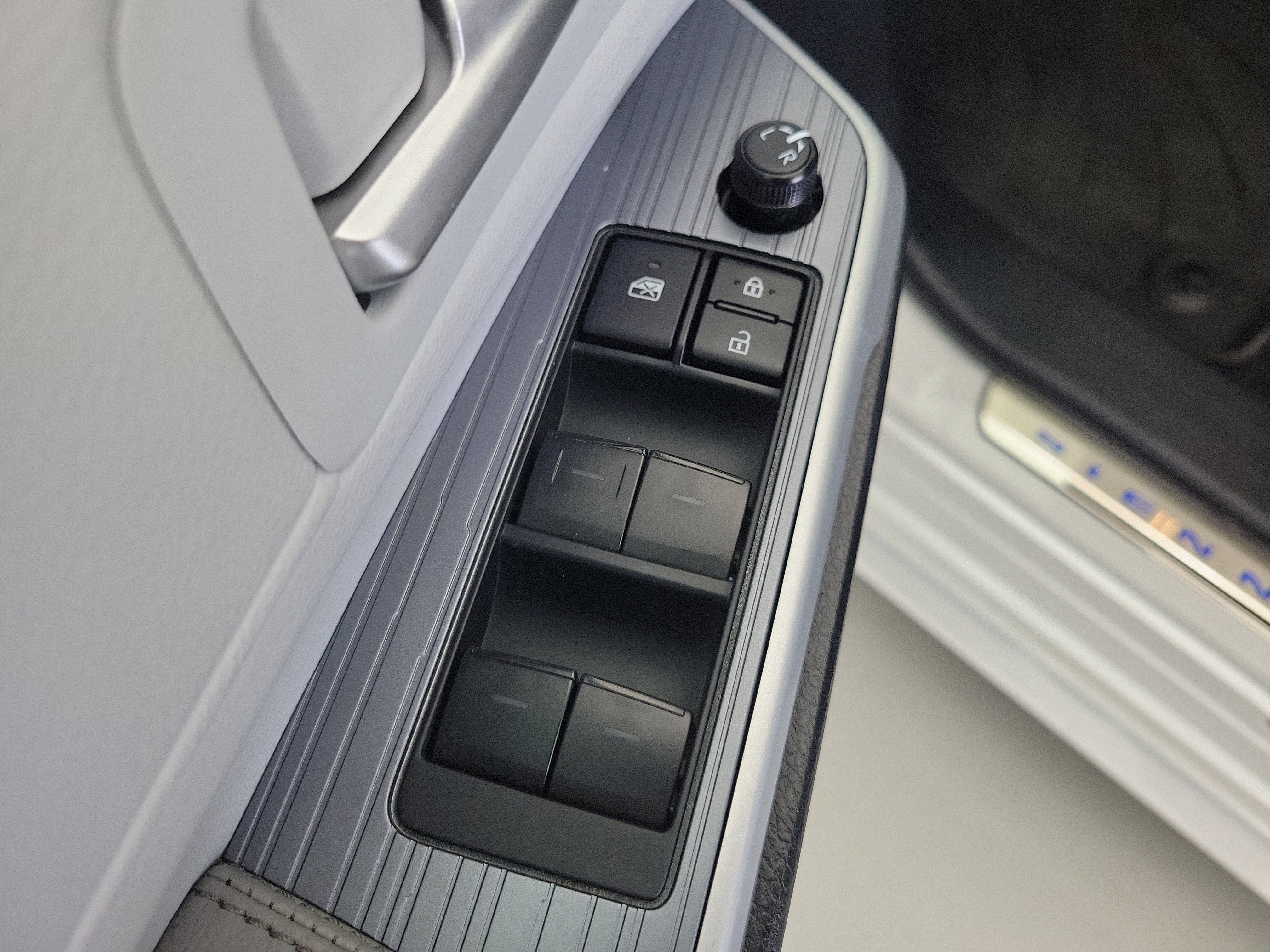 Used 2025 Wind Chill Pearl Toyota XLE image 23