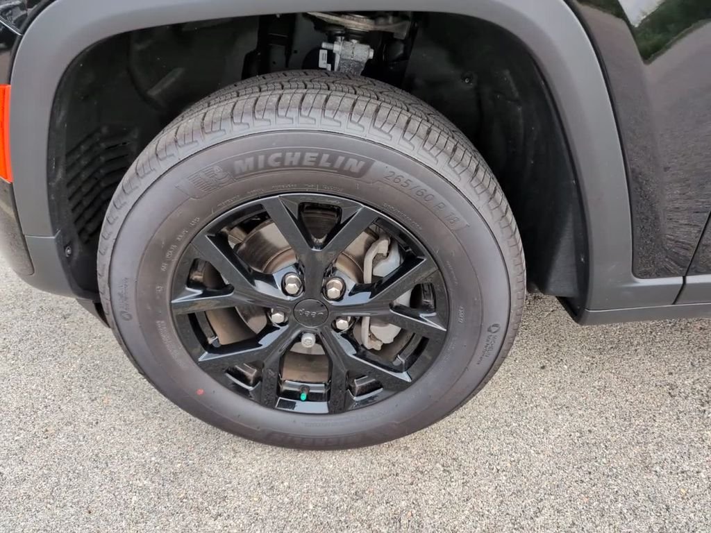 New 2026 Diamond Black Crystal Pearl-Coat Exterior Paint Jeep Altitude image 9