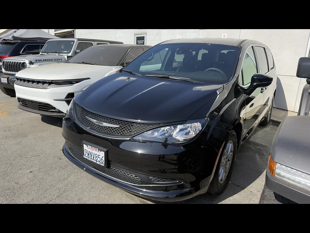 Used 2025 Diamond Black Crystal Pearl Coat Chrysler LX image 2