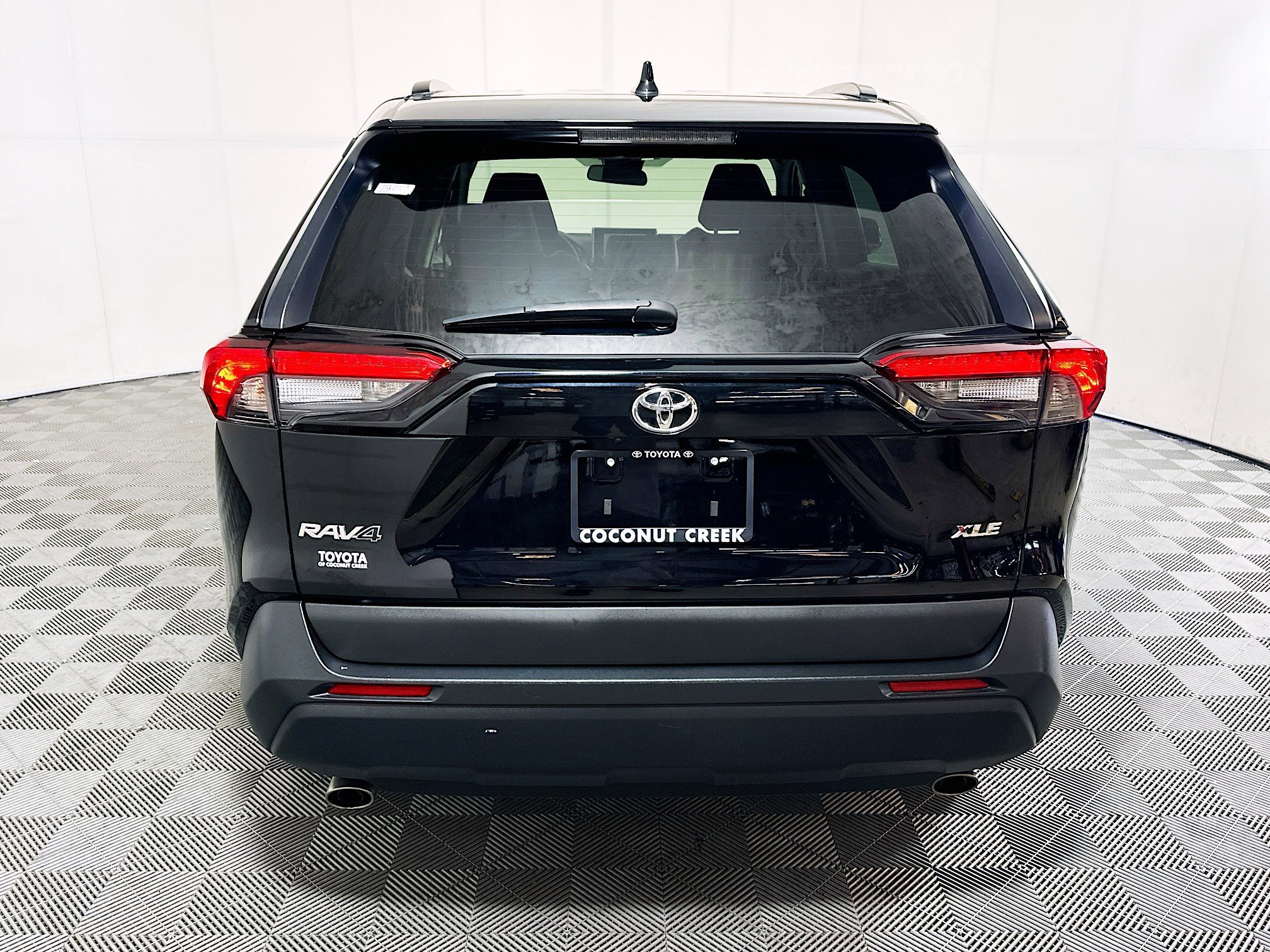 Used 2025 Midnight Black Metallic Toyota XLE image 4