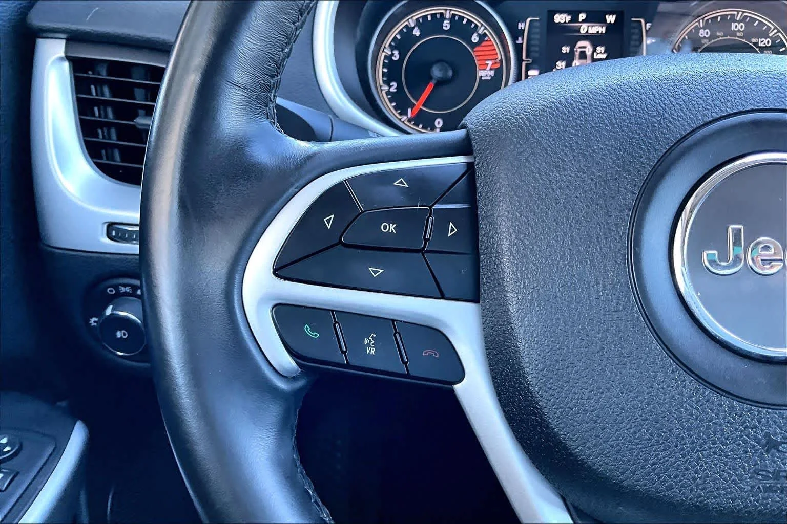 Used 2018 Diamond Black Crystal Pearlcoat Jeep Latitude Plus image 24