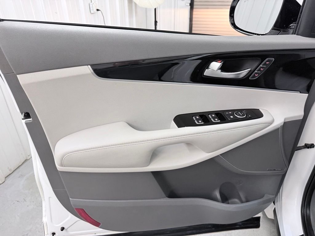 Used 2019 White Kia SX image 12
