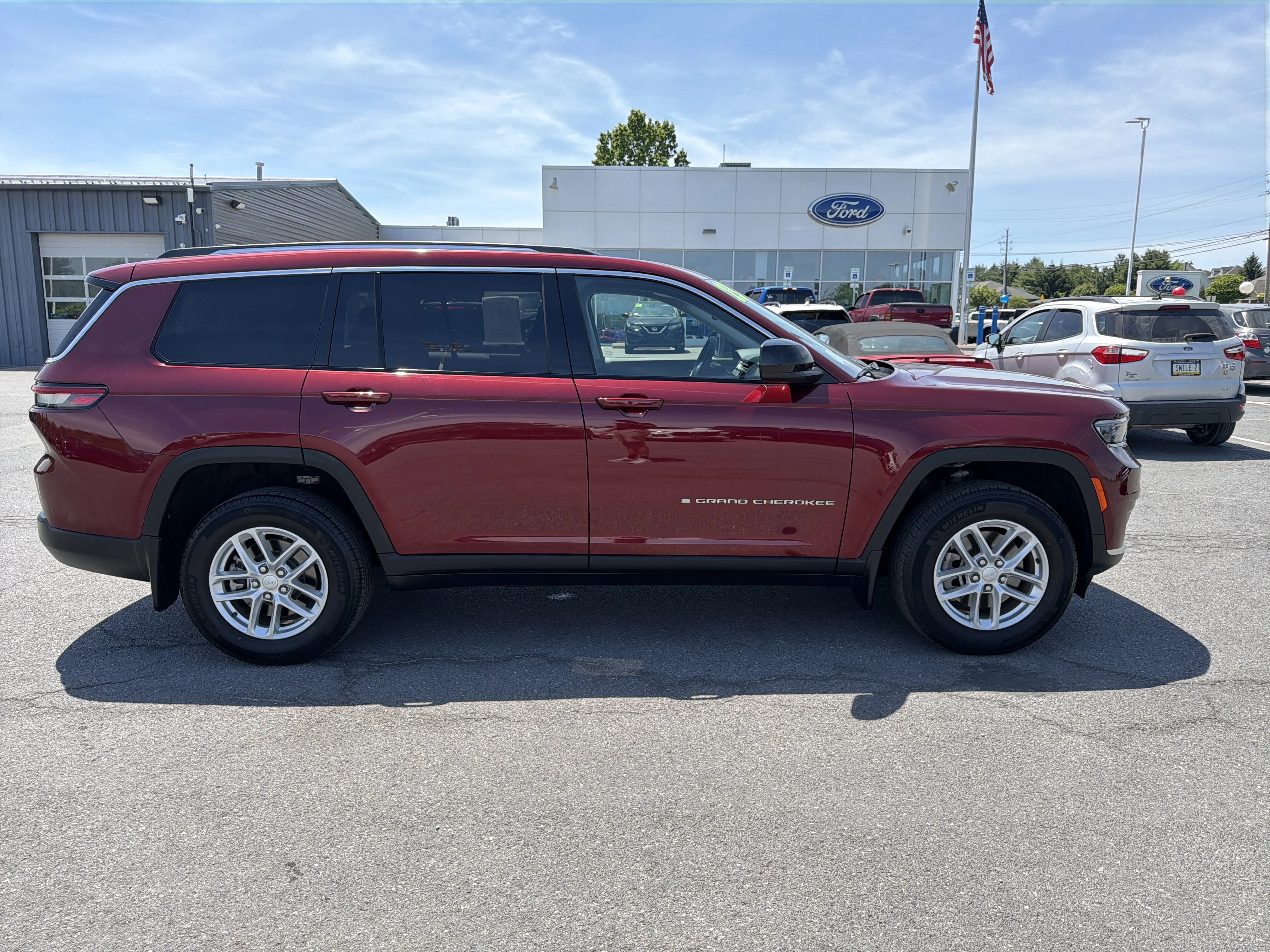 Used 2023 Velvet Red Pearlcoat Jeep Laredo image 2