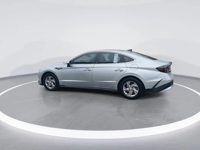 Used 2025 Silver Hyundai SE image 5