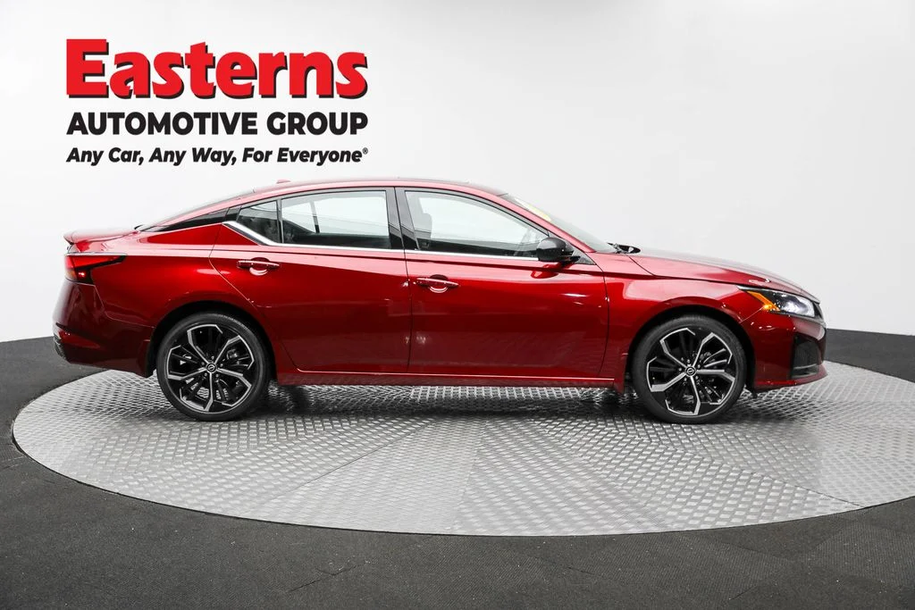 Used 2023 Red Nissan 2.5 SR image 4